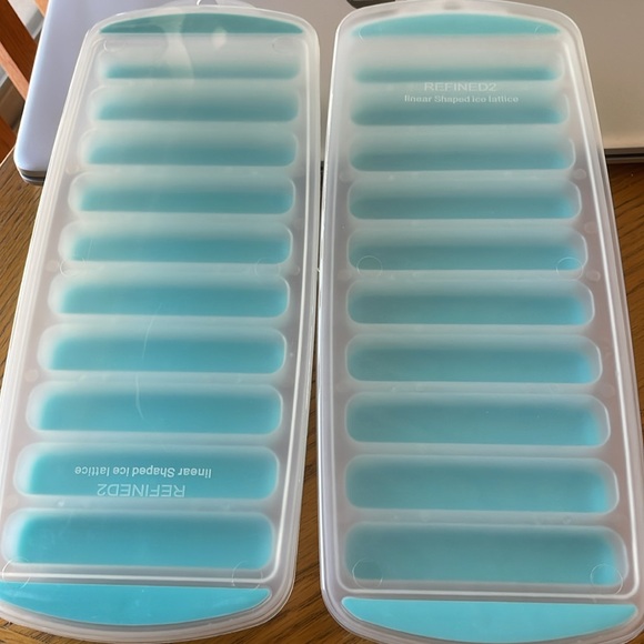2 Linear Shaped Ice Trays - Picture 3 of 4